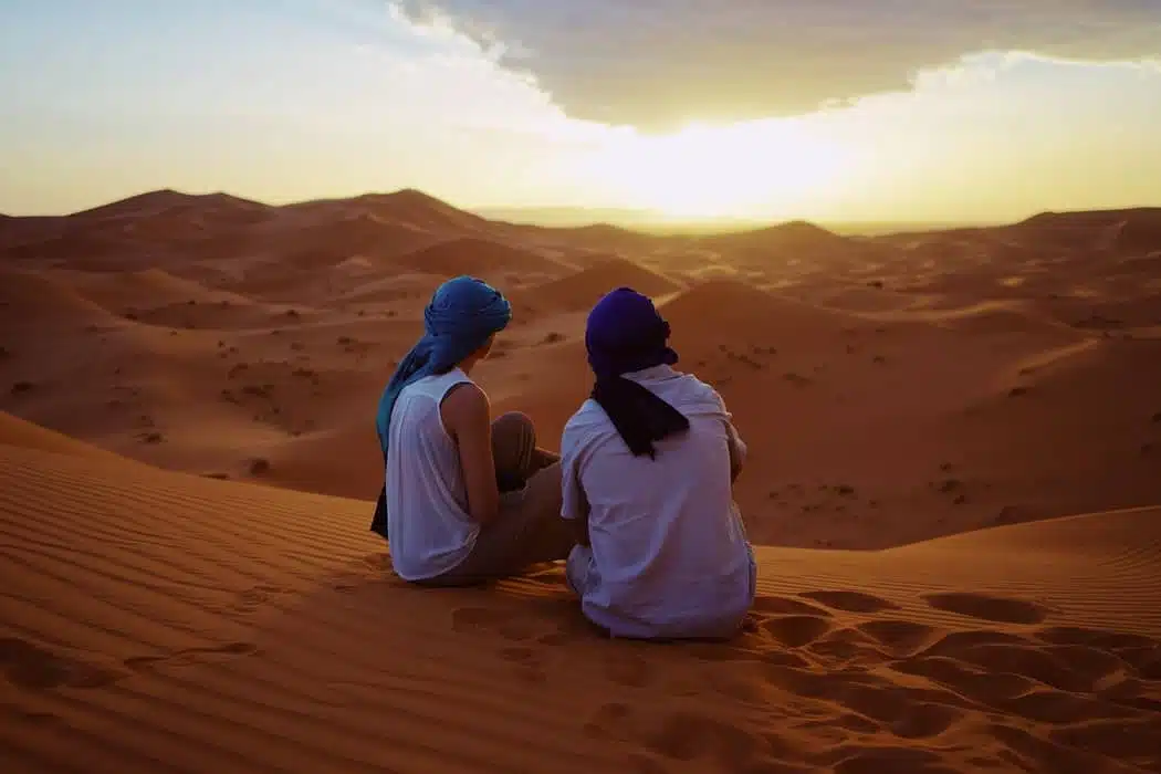 What to wear in the Moroccan desert – protective clothing and scarf in Sahara heat