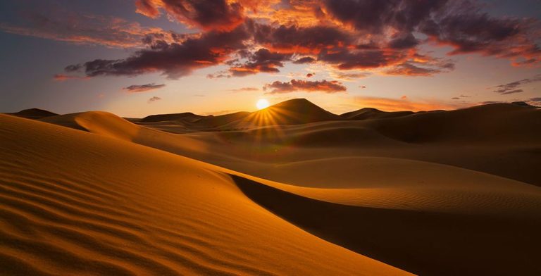 Coucher du soleil doré sur les dunes d’Erg Chegaga dans le Sahara marocain